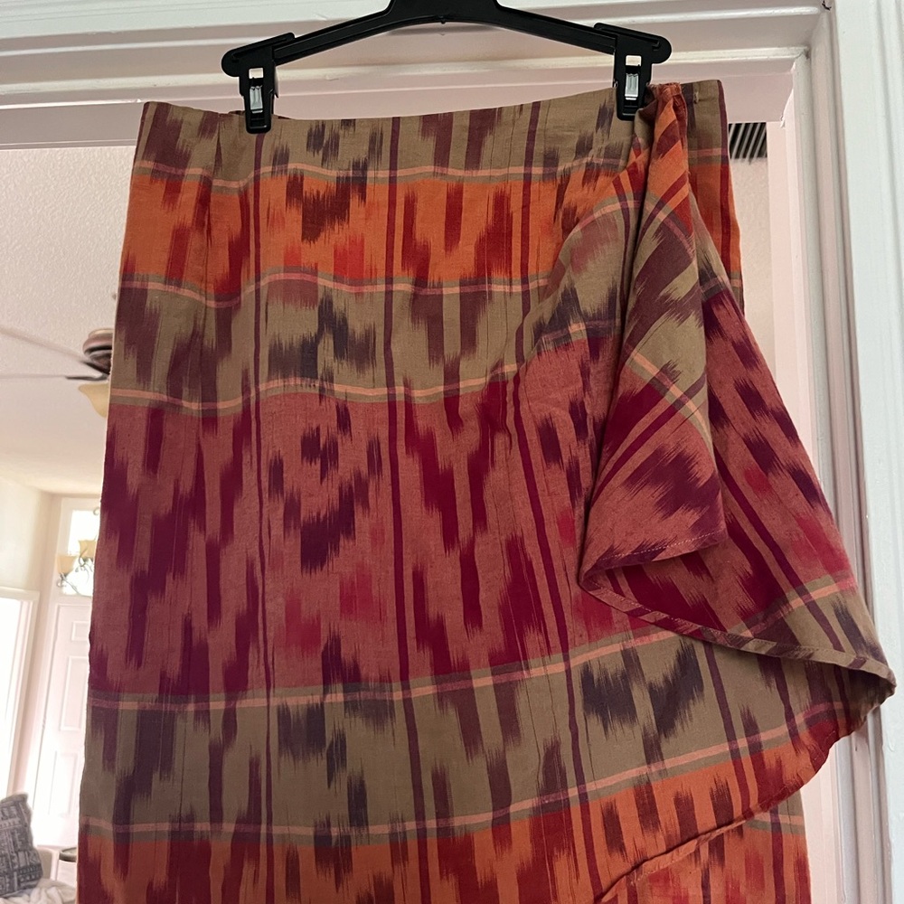 Ralph Lauren mini skirt with ruffled side detail. Size 6